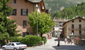 LOCALE COMMERCIALE CENTRO COURMAYEUR LOCALE COMMERCIALE CENTRO COURMAYEUR